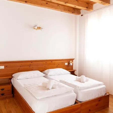 Inn 77 *